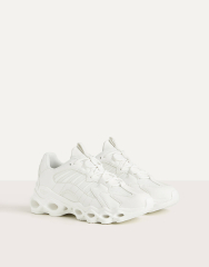 Sneaker mit Öffnungen in der Sohle
